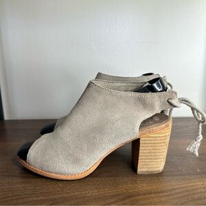 Toms Elba Desert Taupe Suede Peep Toe Heels Sz 7.5 Womens